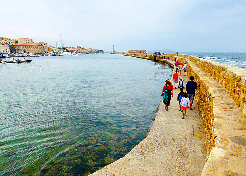 Vågbrytaren och fyren i den venetianska hamnen Chania på Kreta.