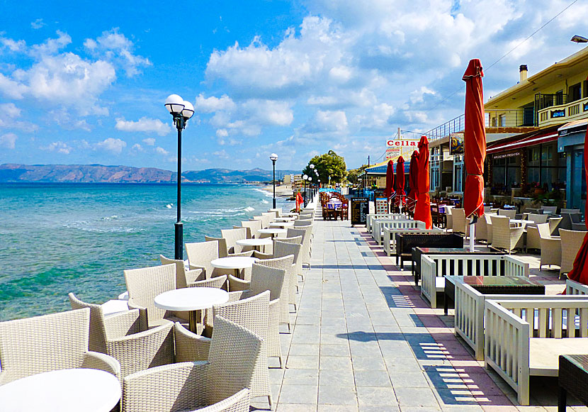 Strandpromenaden och restauranger i Kissamos på Kreta.