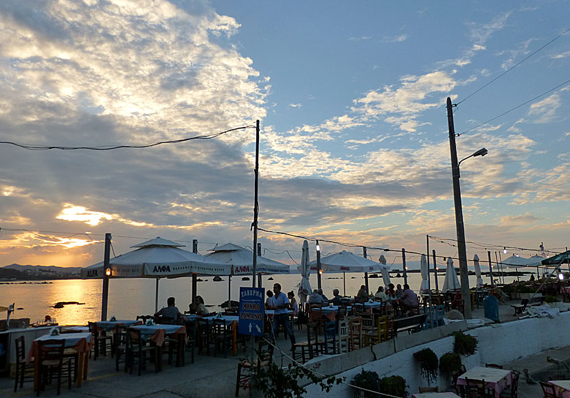 Solnedgången och restauranger och tavernor i Nea Chora på Kreta.