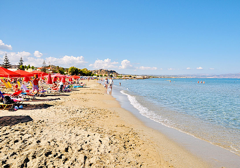 Fina stränder väster om Chania på Kreta.  Agia Marina beach.