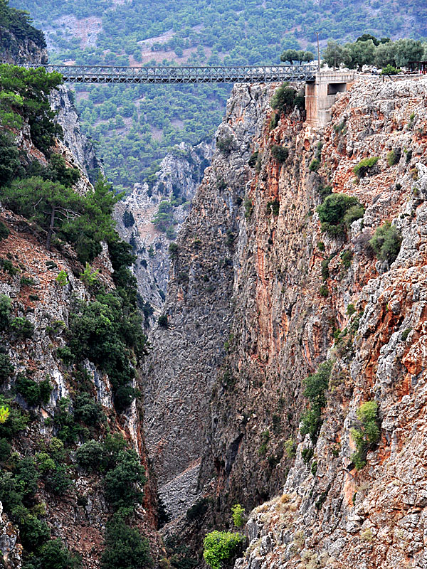 Aradenabron och Aradenaravinen. Kreta.