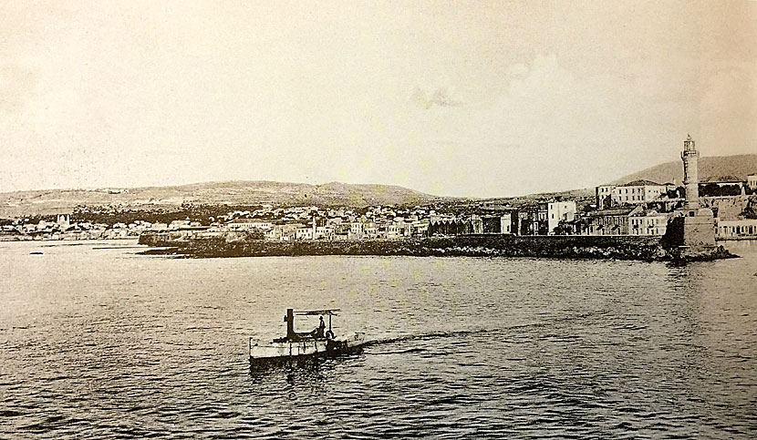 Vågbrytaren och fyren i venetianska hamnen i Chania år 1918. 