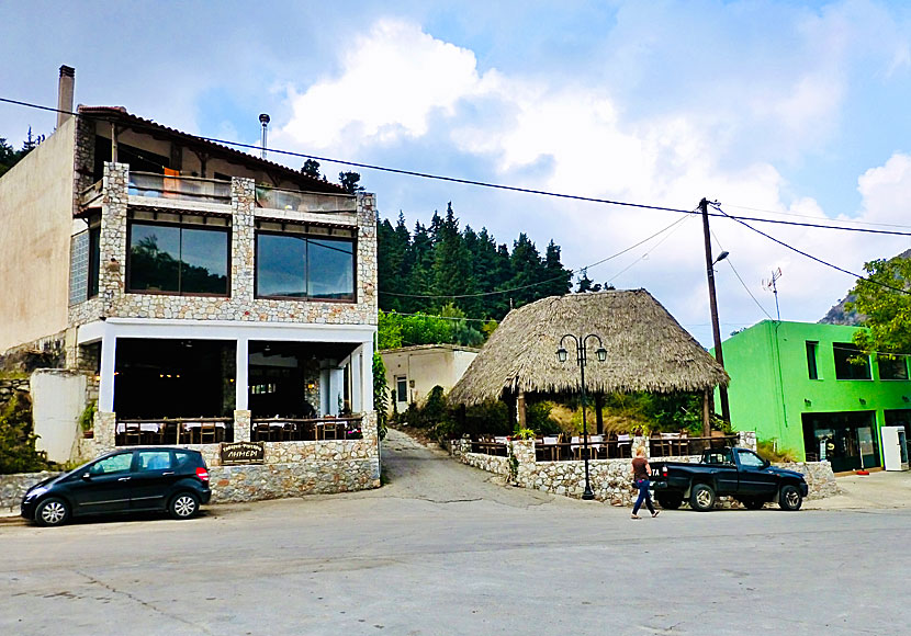 Tavernor och restauranger i Theriso söder om Chania på Kreta.