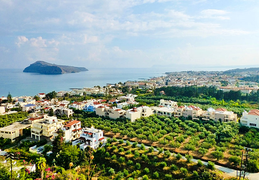 Platanias på Kreta sett från Old Platanias. Ön Theodorou rakt fram och Agia Marina till höger.