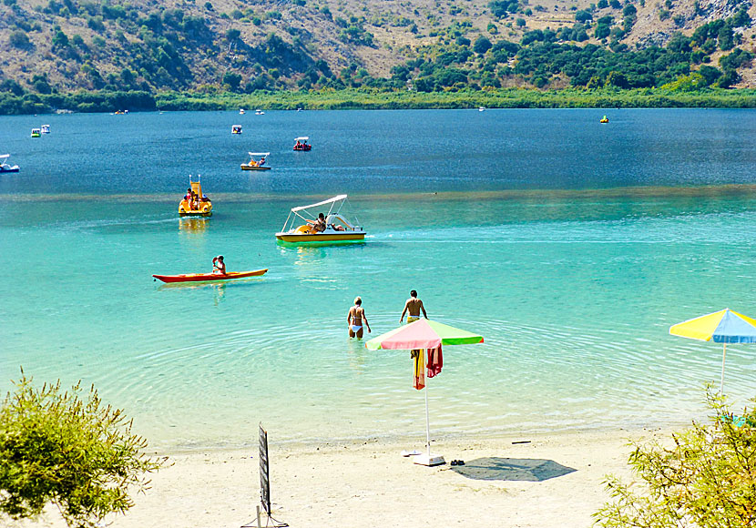 Missa inte att bada i insjön Kournas när du reser till Georgioupolis på Kreta.