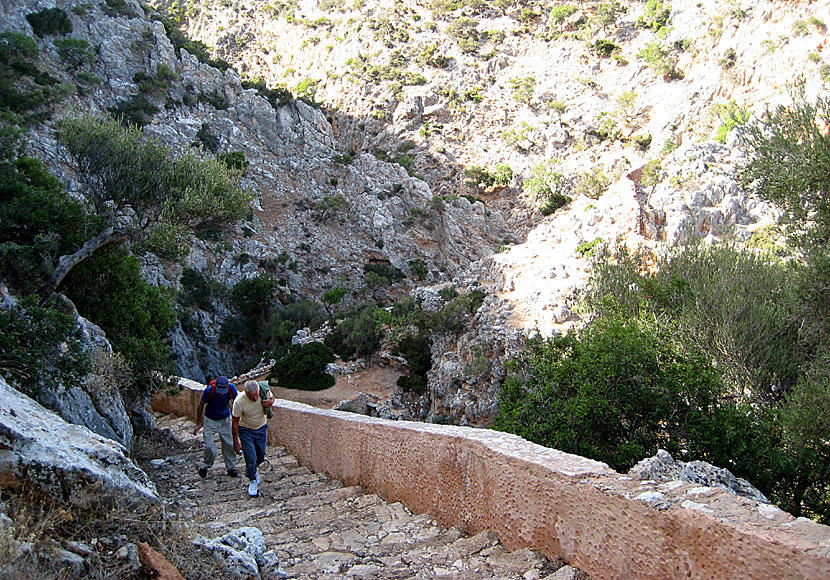 Trappan med de 140 trappstegen som leder ner till Katholiko Monastery på Kreta.