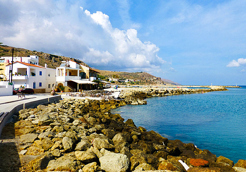 Strandpromenaden och hamnen i Kolymbari på västra Kreta.