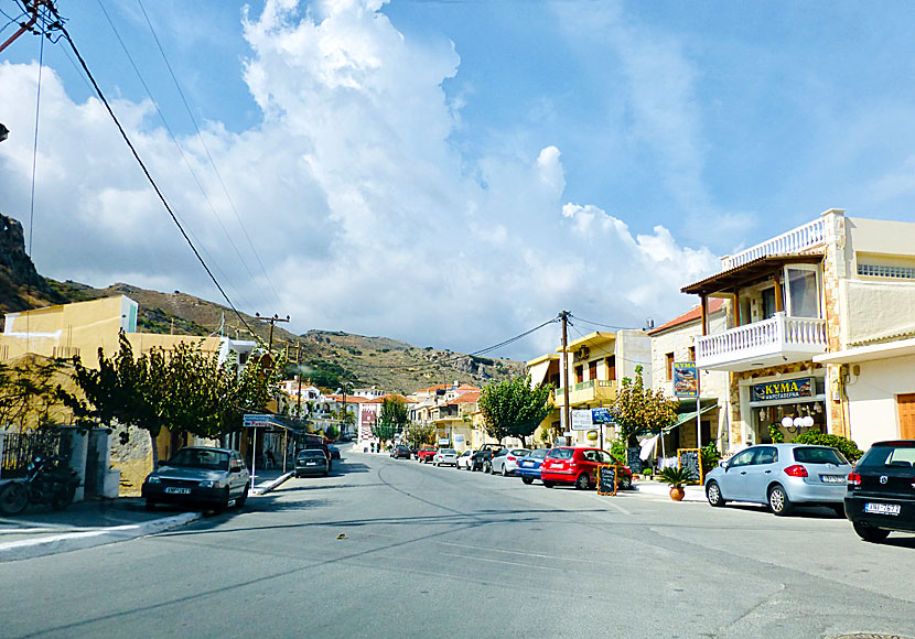 Affärer, restauranger, tavernor och biluthyrare i Kolymbari på Kreta.