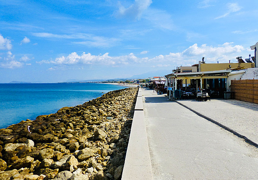 Strandpromenaden i Kolymbari på Kreta kantas av tavernor och restauranger.
