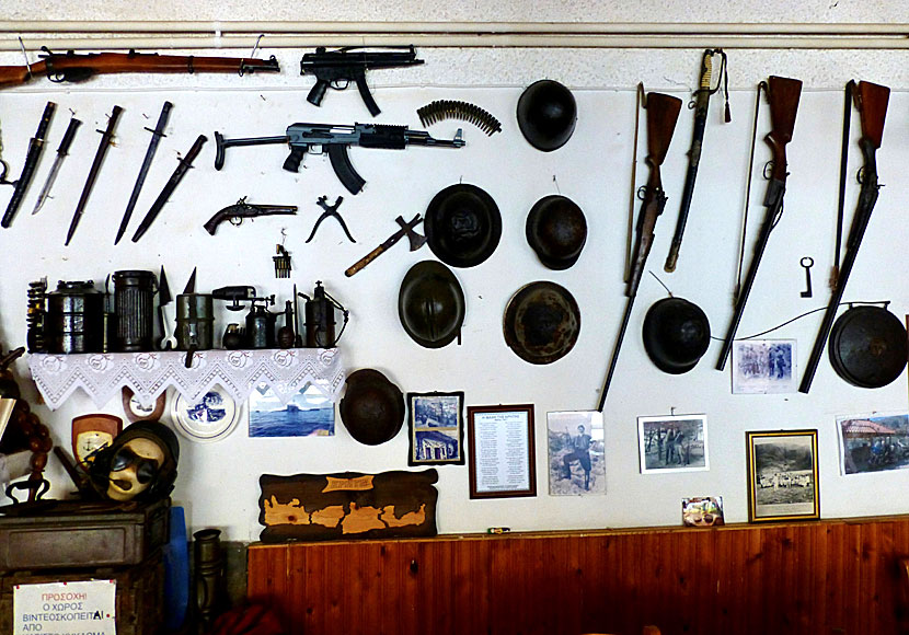 Museum från andra världskriget på Taverna Omorfi Limni på Kournas Lake på norra Kreta. 