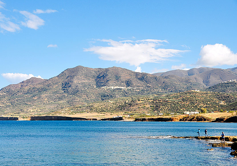 Byn Mochlos och de vackra höga bergen på östra Kreta.