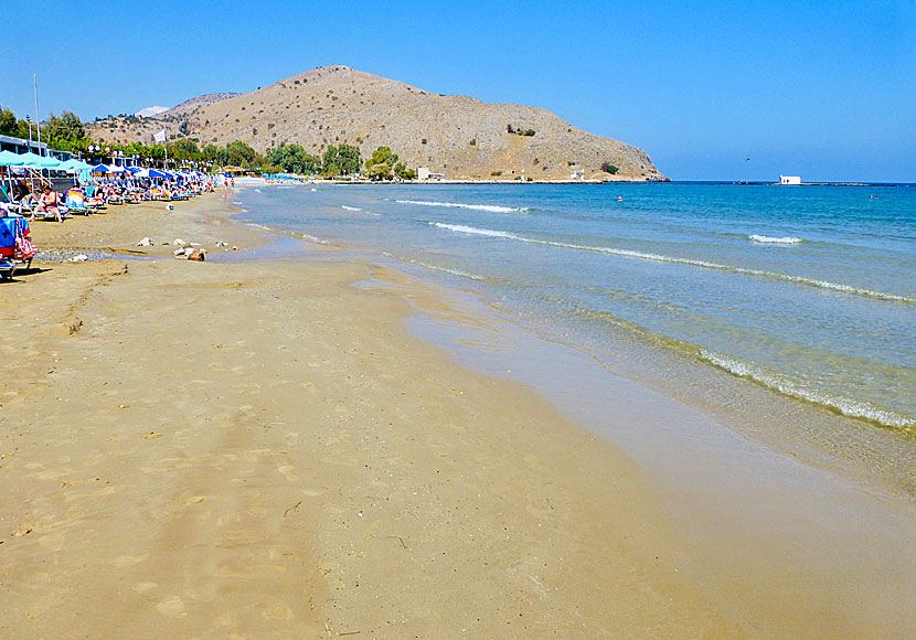 Den långgrunda barnvänliga stranden i Georgioupolis öster om Chania på Kreta.