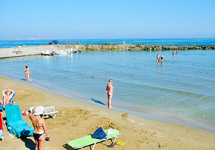 Stranden vid en lilla hamnen i Analipsi på Kreta.