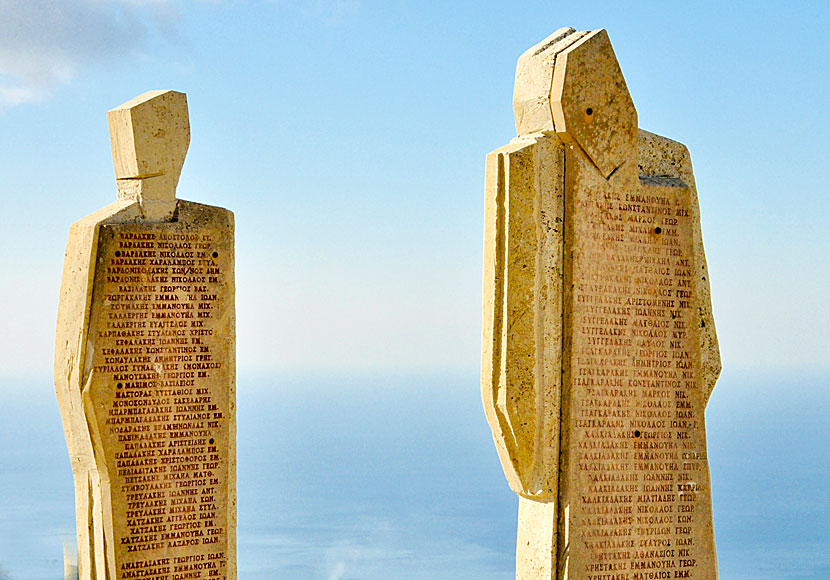 På varje monument står namn på de som dödades under massakern från  The Holocaust of Viannos på Kreta.