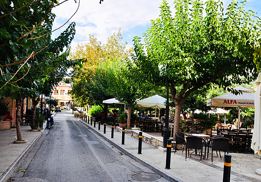 Det mysiga torget i Archanes söder om Heraklion på Kreta.