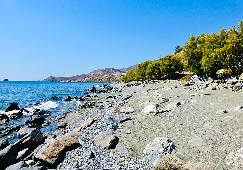 Vildcamping och nudism på Dytikos beach i Lendas på södra Kreta.