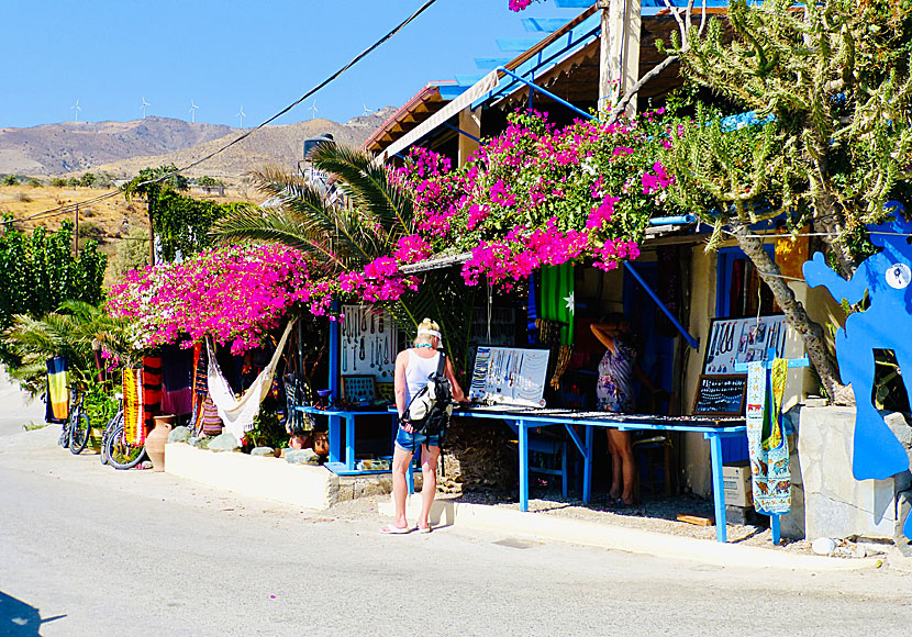 En hippieinspirerad affär ovanför stranden i Ditikos på södra Kreta.