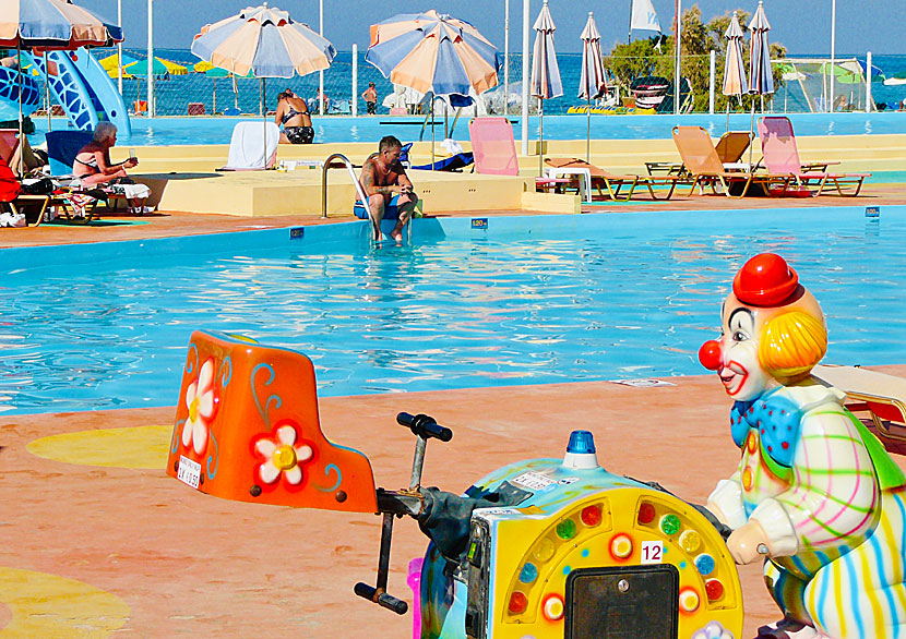 Swimmingpooler i Malia, som är alla partys moder.