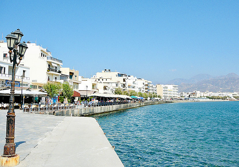 Tavernor på strandpromenaden i Ierapetra på Kreta.