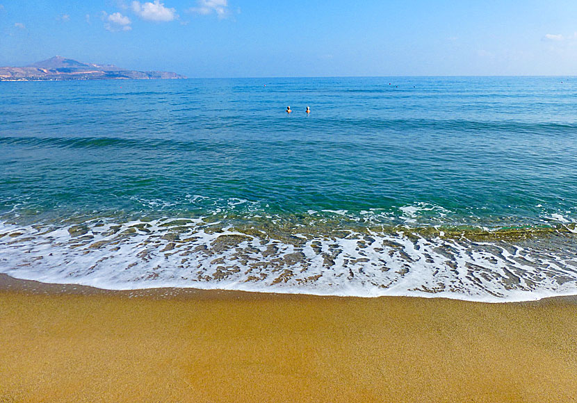 Det fantastiskt kristallklara och turkosa vattnet vid Kalives beach på Kreta. 