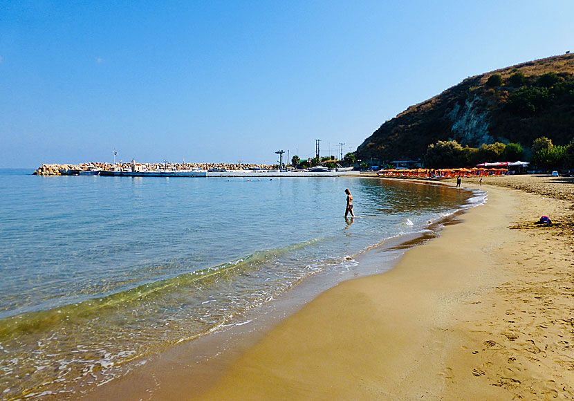 Kalives beach och hamn öster om Chania på Kreta.