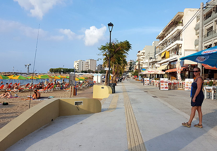 Stranden och restauranger i Nea Chora väster om Chania på Kreta.