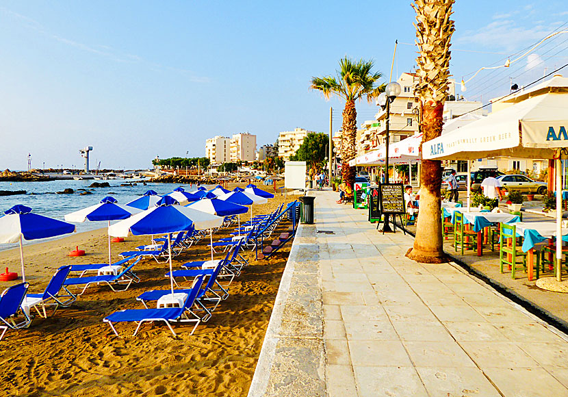 Stranden och restauranger i Nea Chora väster om Chania på Kreta.