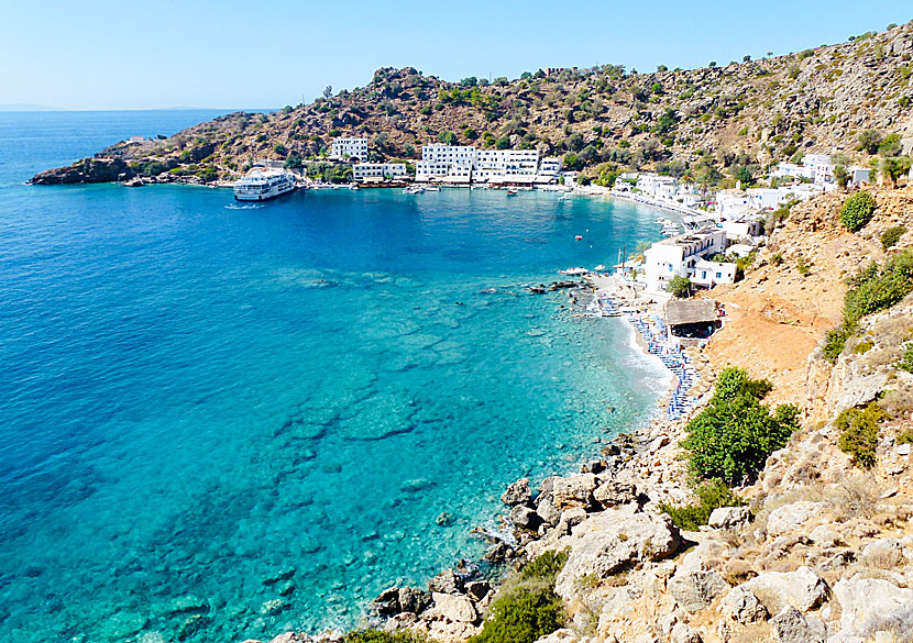 Hamnen och stranden i Loutro på södra Kreta.