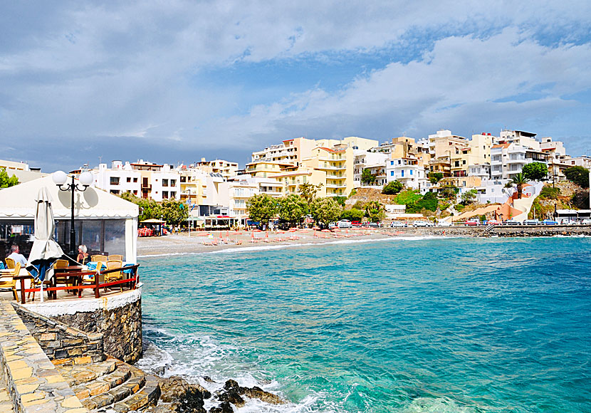 Stränderna Kitroplatia och Ammos beach i Agios Nikolaos på Kreta.