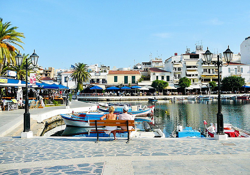 Missa inte den mysiga byn Agios Nikolaos när du besöker Spinalonga på östra Kreta.