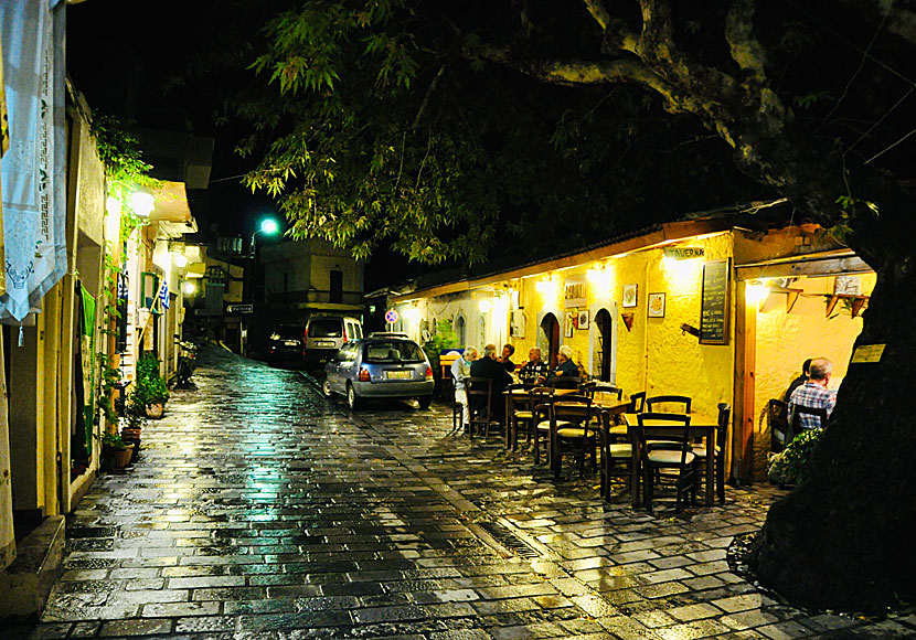 Taverna Agadiko ligger på huvudgatan i gamla Kritsa.