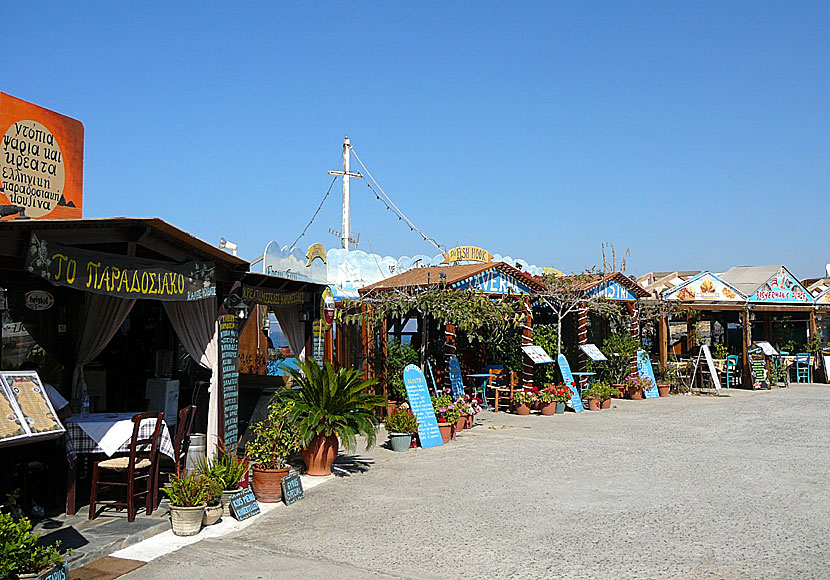 Tavernor längs hamnpromenaden i Sissi på Kreta.