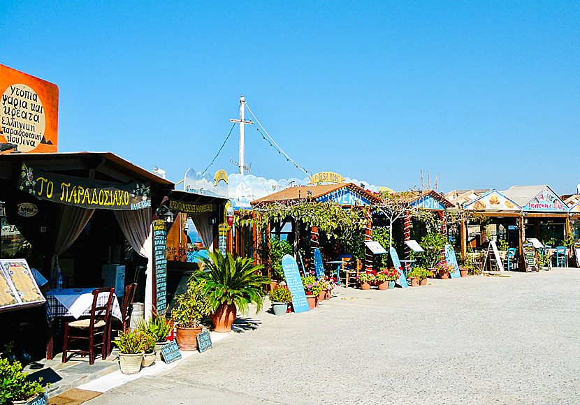 Tavernor längs hamnpromenaden i Sissi på Kreta.