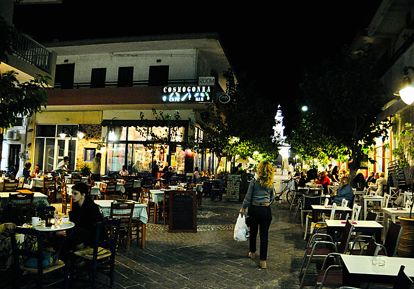 Tavernor på torget i Paleochora. Kreta.