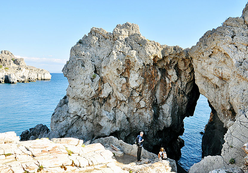 Bada från klippor i Agios Pavlos på Kreta i Grekland.