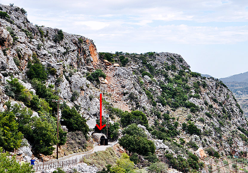 Ingången till Sendoni cave nära Anogia i Rethymnon län på Kreta.