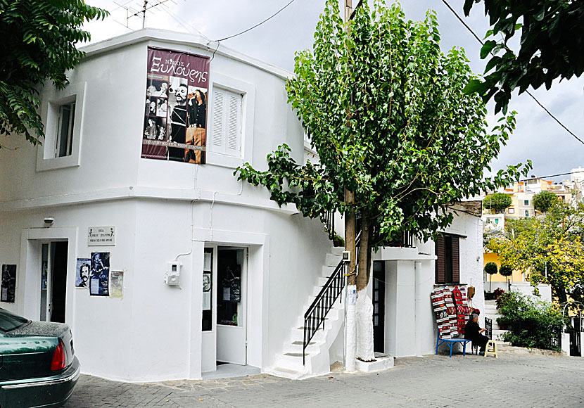Nikos Xylouris Museum ligger vid torget i Anogia på Kreta.