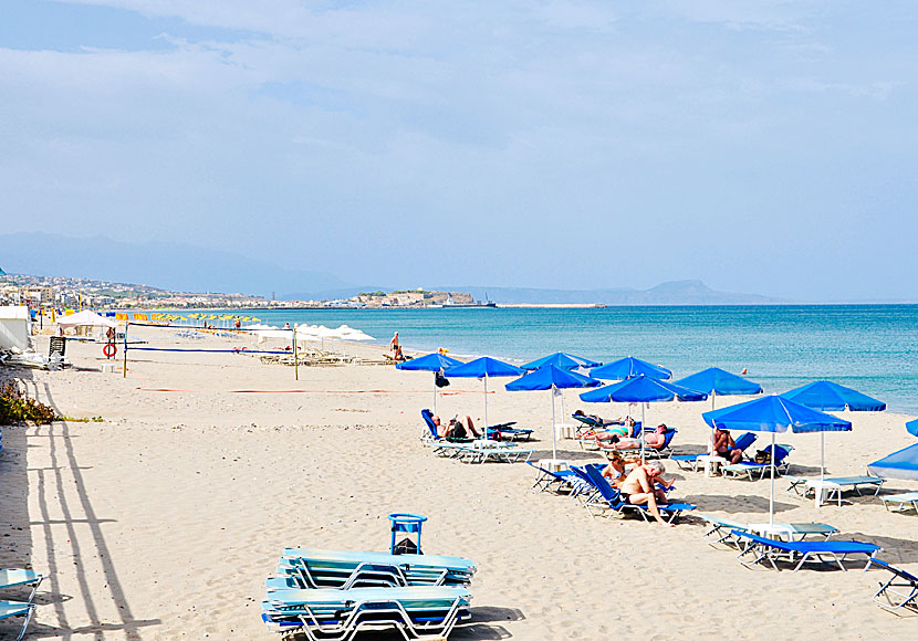 Del av den långa sandstranden i Perivolia och Platanias öster om Rethymnon