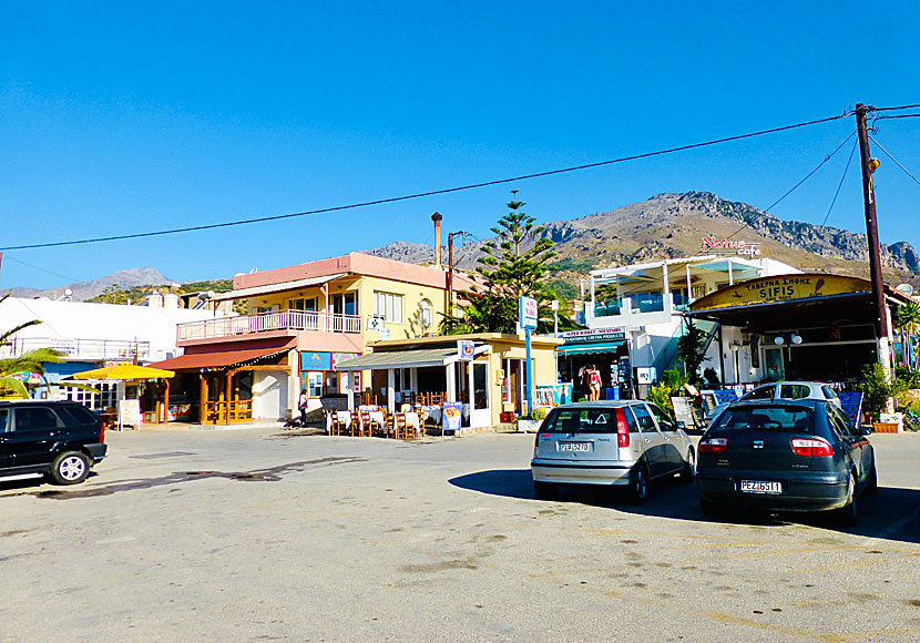 "Torget" i Plakias där många tavernor och supermarkets ligger.  Kreta.