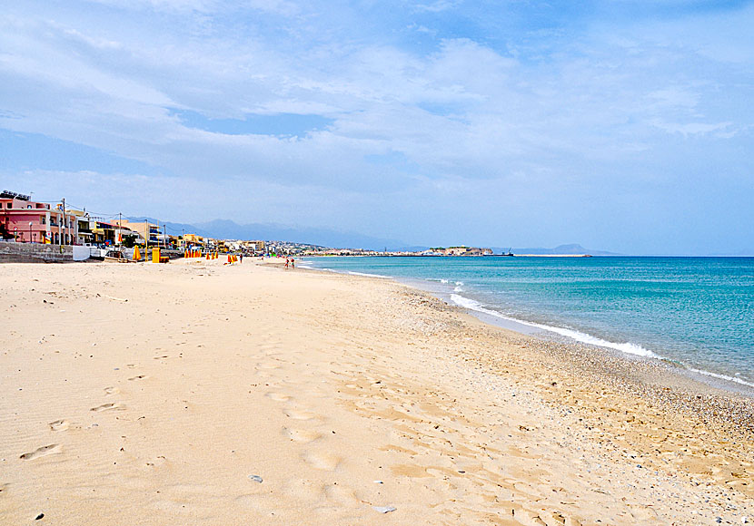 Platania beach och Fortezza i Rethymnon på Kreta.