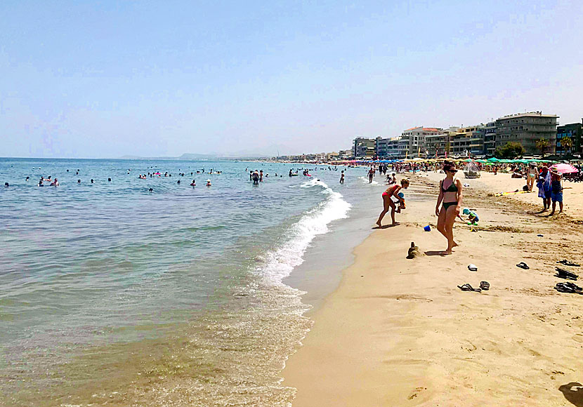 Den extremt långa sandstranden i Perivolia och Platanias i Rethymnon.