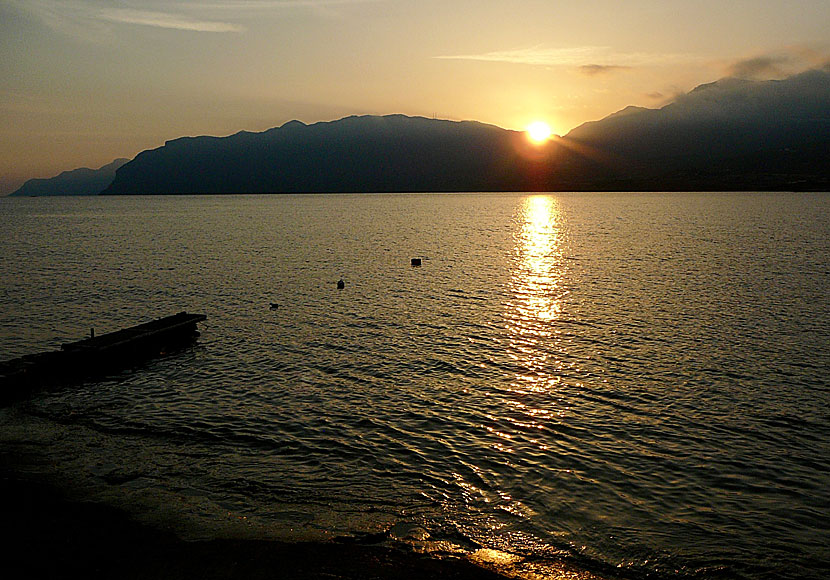 Den vackra soluppgången i Mochlos på östra Kreta.