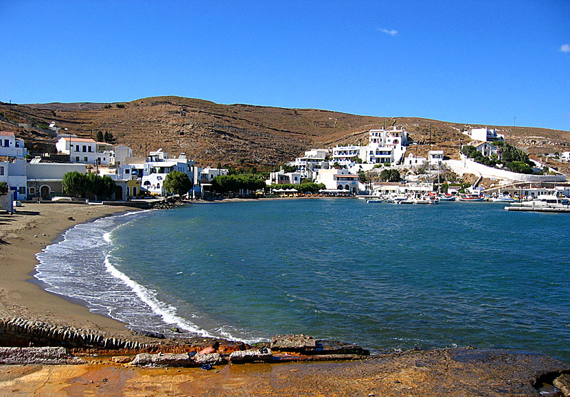 Stranden och de heta källorna i Loutra på Kithnos