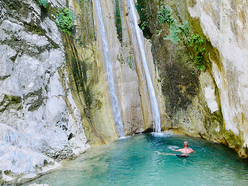 Bada och simma i vattenfallet i Nidri på Lefkas i Grekland.