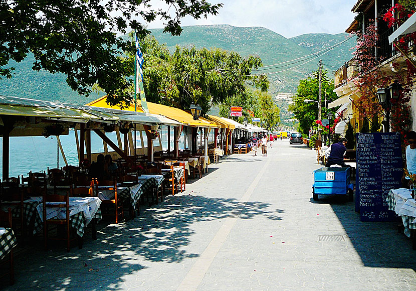 Tavernor längs hamnpromenaden i Vasiliki på Lefkas.