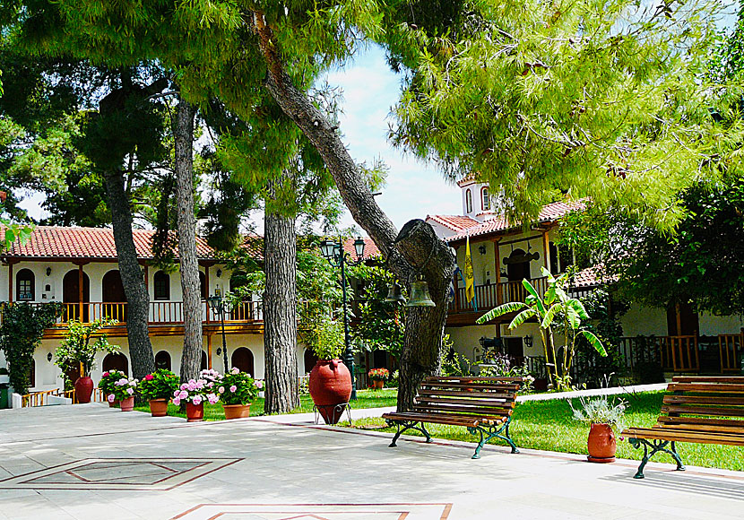 Den vackra innergården på Panagia Faneromeni Monastery på Lefkas i Grekland.