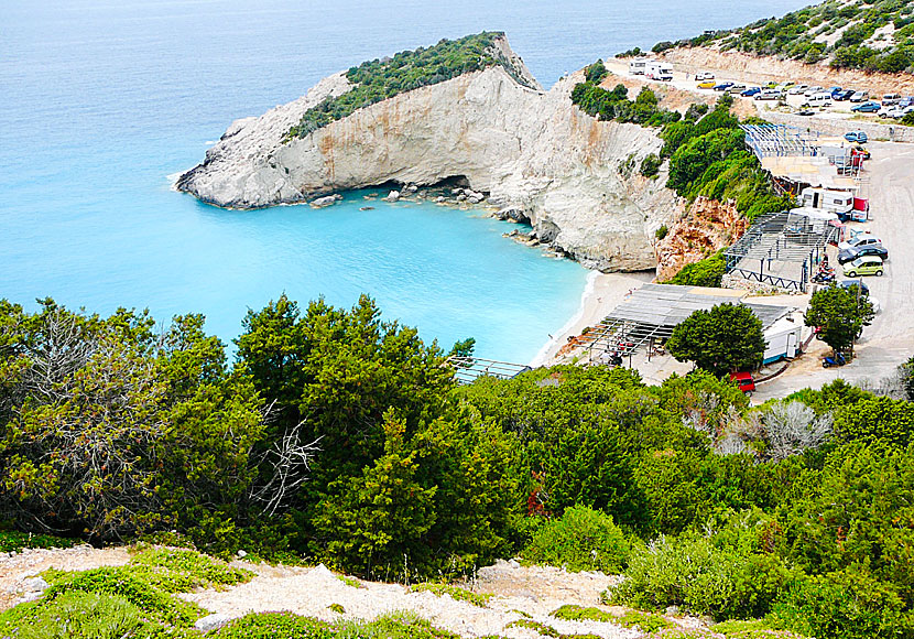 Parkeringsplats och tavernor ovanför stranden Porto Katsiki på Lefkas västkust.