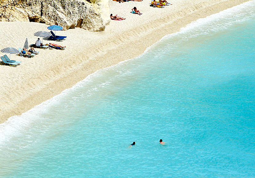 Det blå vattnet och den vita sanden på Porto Katsiki beach på Lefkas. 