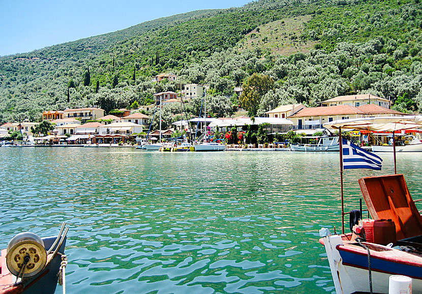 Längs den mysiga hamnpromenaden i Sivota på Lefkas ligger restauranger och tavernor på rad. 