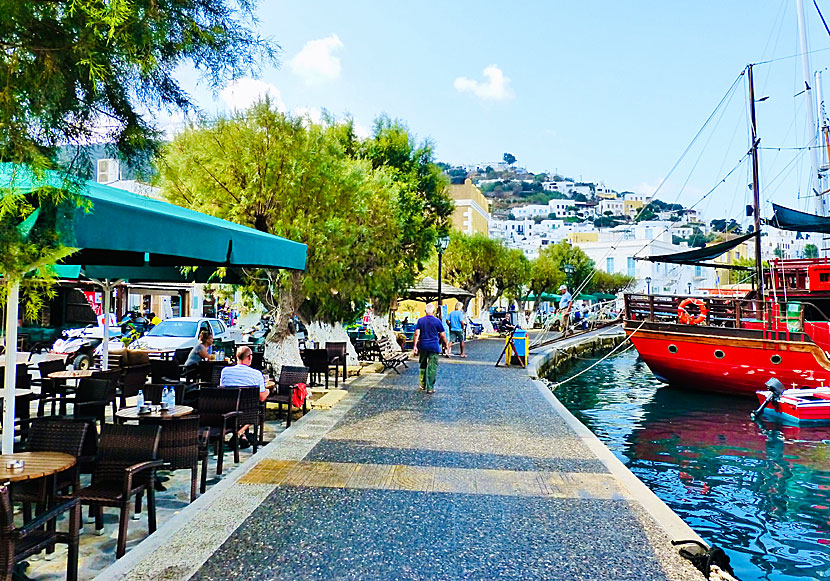 Kaféer längs med hamnpromenaden i Agia Marina.